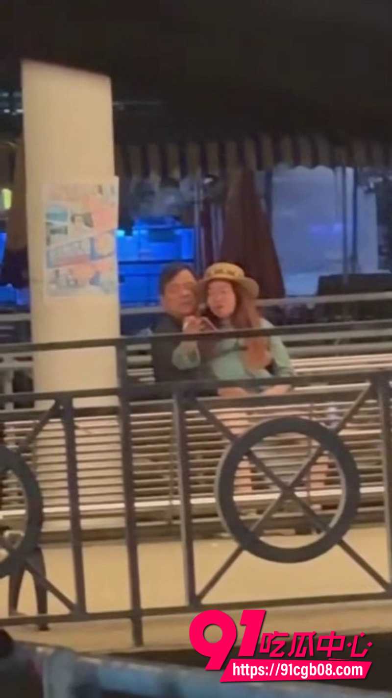 香港长洲码头惊现六旬男女上演活春宫2