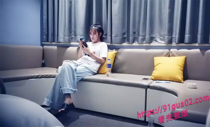 探花约到软萌眼镜女 沙发轻撩转场激战火力全开 配图