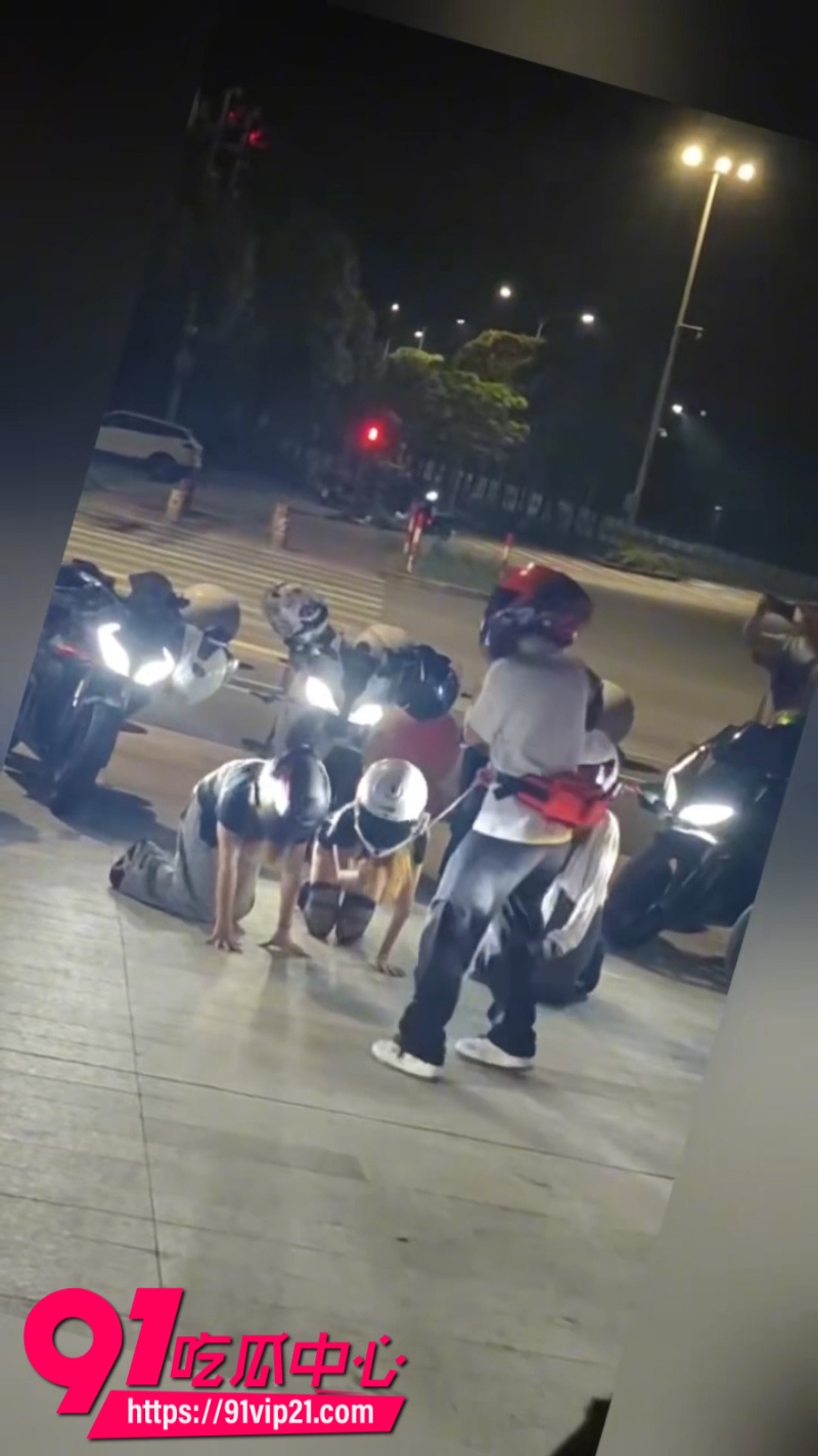 重庆街头调教热门吃瓜事件纹身机车少女被拴上狗链拉去户外调教跪地爬行完成主人的任务6 重庆街头调教热门吃瓜事件纹身机车少女被拴上狗链拉去户外调教跪地爬行完成主人的任务6