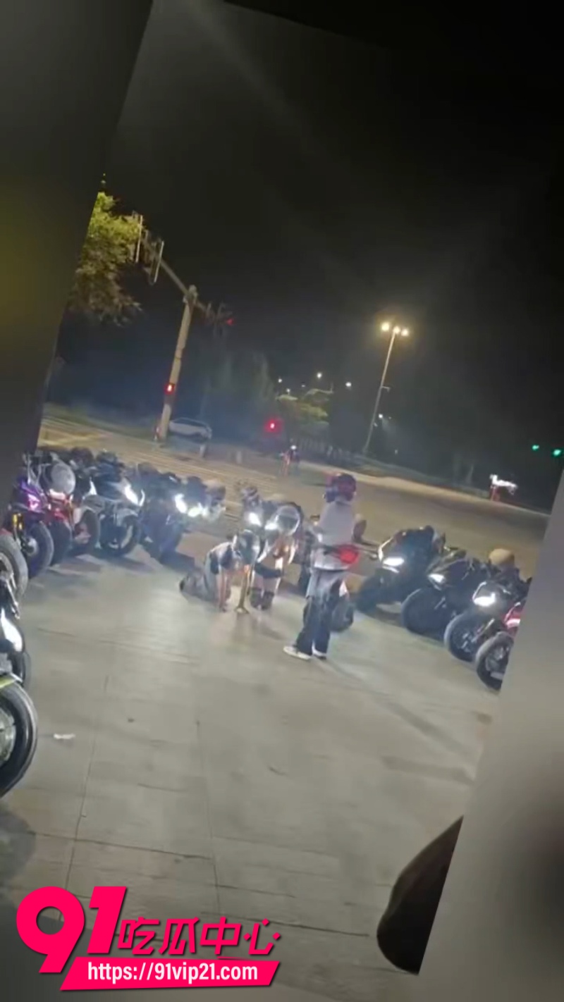 重庆街头调教热门吃瓜事件纹身机车少女被拴上狗链拉去户外调教跪地爬行完成主人的任务0 重庆街头调教热门吃瓜事件纹身机车少女被拴上狗链拉去户外调教跪地爬行完成主人的任务0