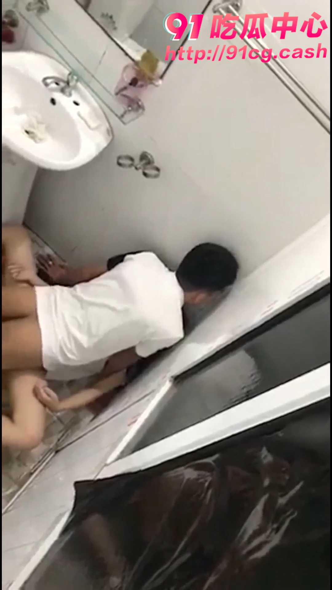【厕所干炮偷拍】同学会干柴遇到烈火 憋不住了直接厕所开干遭偷拍！