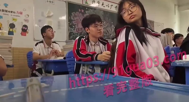 学生上课亲密互动视频疯传 现在的年轻人太敢了！ 配图4