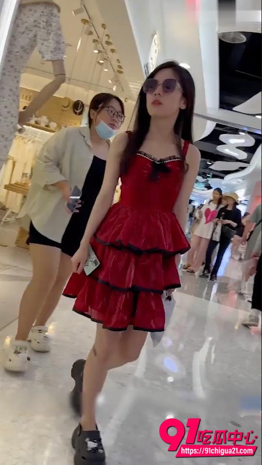 抄底大神偷拍美女裙底视频1 抄底大神偷拍美女裙底视频1