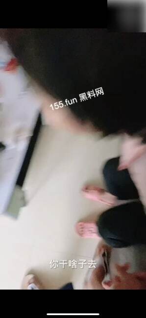 外婆第⼀次穿开裆丝袜 不得不说奶⼦是真⼤啊