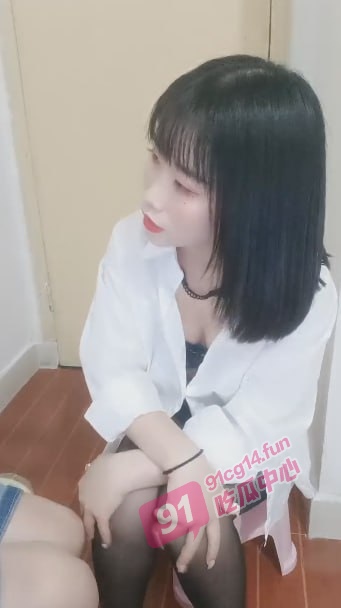 真实勾引外卖小哥 骚货黑丝女上淫叫不婷 白带都被操出来了！