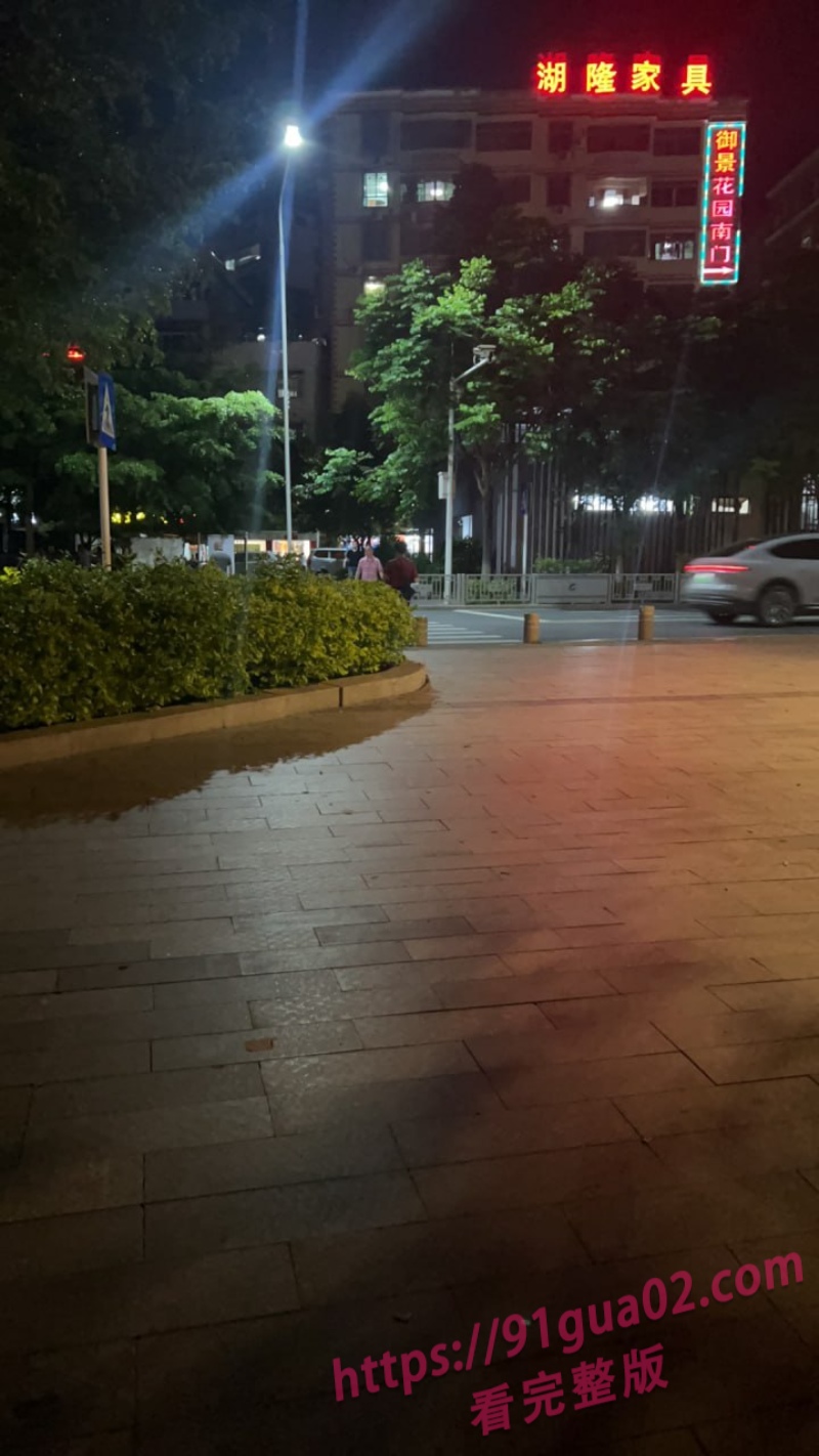 成都变态老头街头遛鸟 这是受啥刺激了？