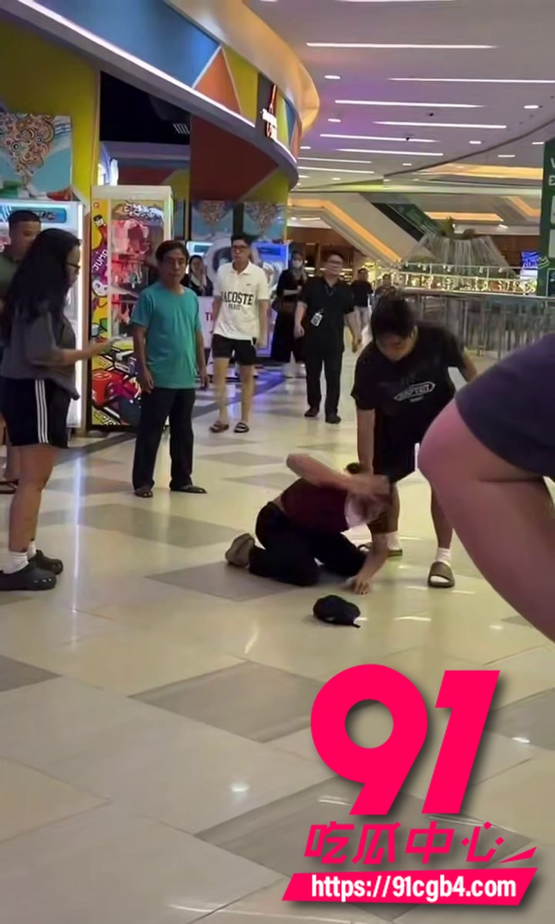 男扮女装厕所偷拍被发现当街暴揍 抄底偷拍群友翻车现场大逼兜打得啪啪响2
