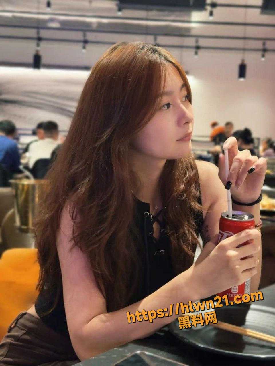 黑丝开裆裤少妇遭不住 颜值很顶的重庆美少妇 孟瑶 情趣黑丝约网友宾馆大战淫叫！