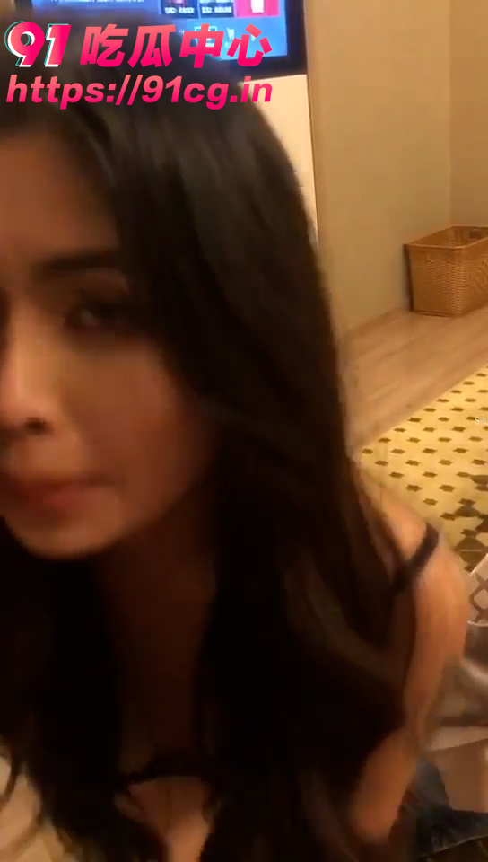母狗正在向你前进～眼里高高在上的女神 在金钱面前就是一只骚母狗 调教得很乖！