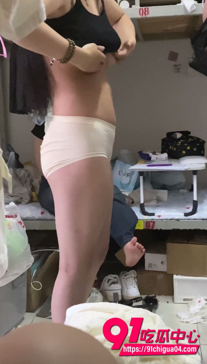 重磅流出！学生宿舍偷拍舍友 ！原档2