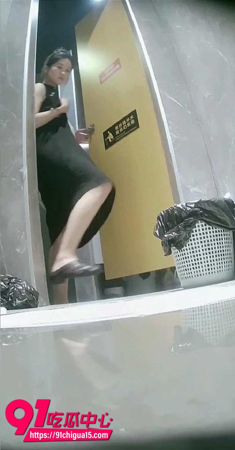 厕拍大神在餐厅女厕所极限偷拍5
