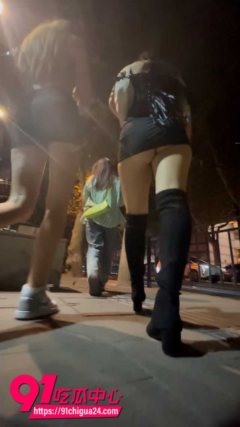 抄底大神自来眼 街头尾随乌克兰美女极限偷拍 深夜低角度狂拍两位极品金发御姐