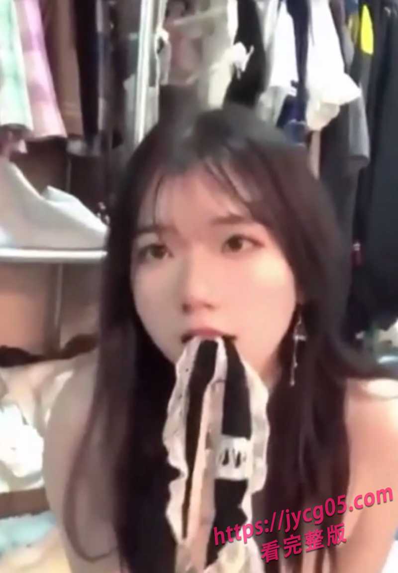 学生情侣激情翻车！宿舍自拍互动流出 反差女友玩得太野了！