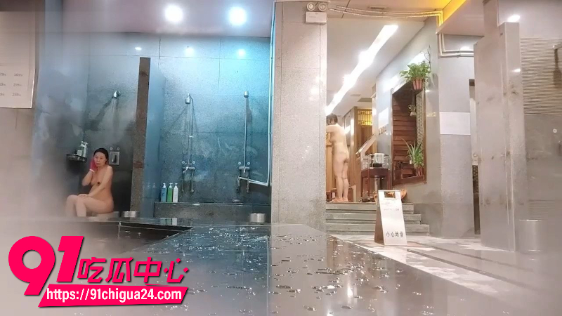 保洁大妈随身携带针孔摄像头偷拍女澡堂内部洗澡画面3 保洁大妈随身携带针孔摄像头偷拍女澡堂内部洗澡画面3