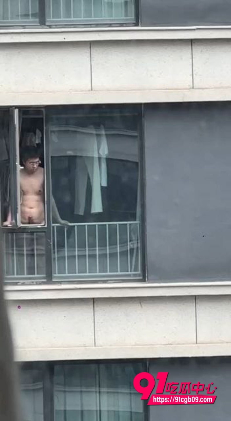 眼睛哥在自家窗户内打飞机4