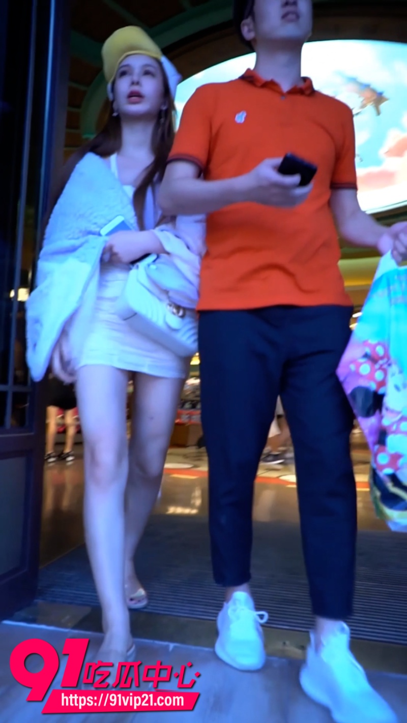 抄底大神8月新作在商场尾随偷拍长腿美女裙底0