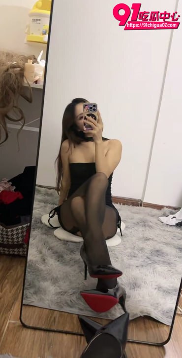 知聊兔呼人气小美女 小小鱼 私下1V1情趣黑丝诱惑及全裸自慰玩穴视频流出