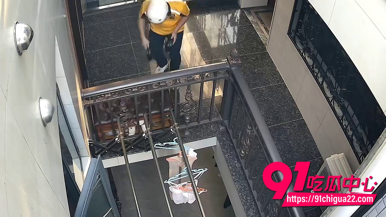 监控曝光奇葩外卖小哥 美团外卖员成内衣贼 走廊偷闻内裤全过程视频流出