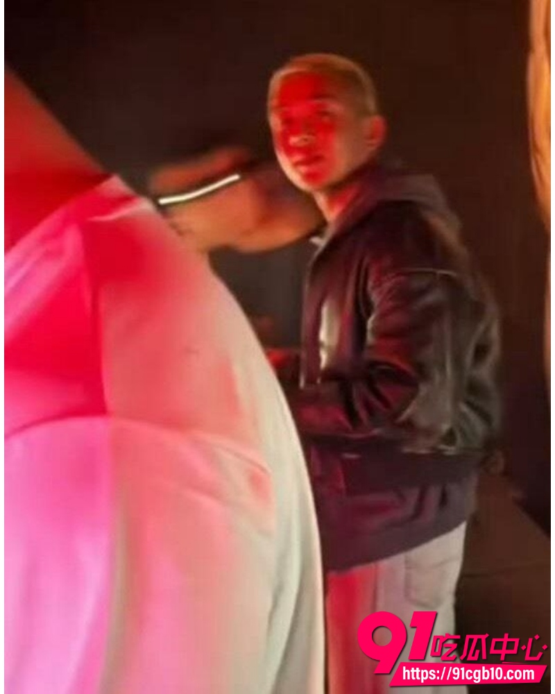 韩国影帝 刘亚仁 与多名同亲密互动被曝性侵被立案 疑似男男性爱视频流出!