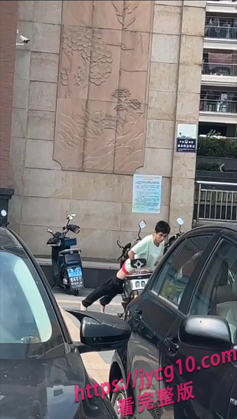 街头离谱一幕！广东男子疑似车座上演不可描述行为引围观 配图3