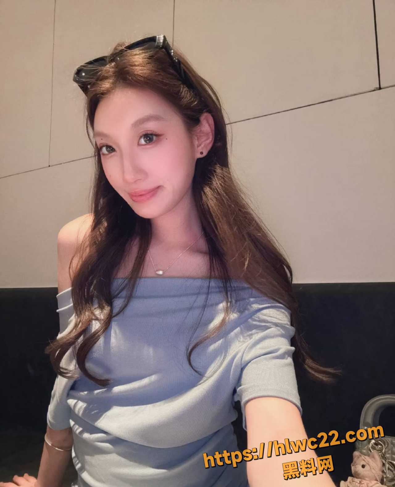 美女同事 美人相邀 就把浓浓的精液一股一股的射入她的子宫 配图