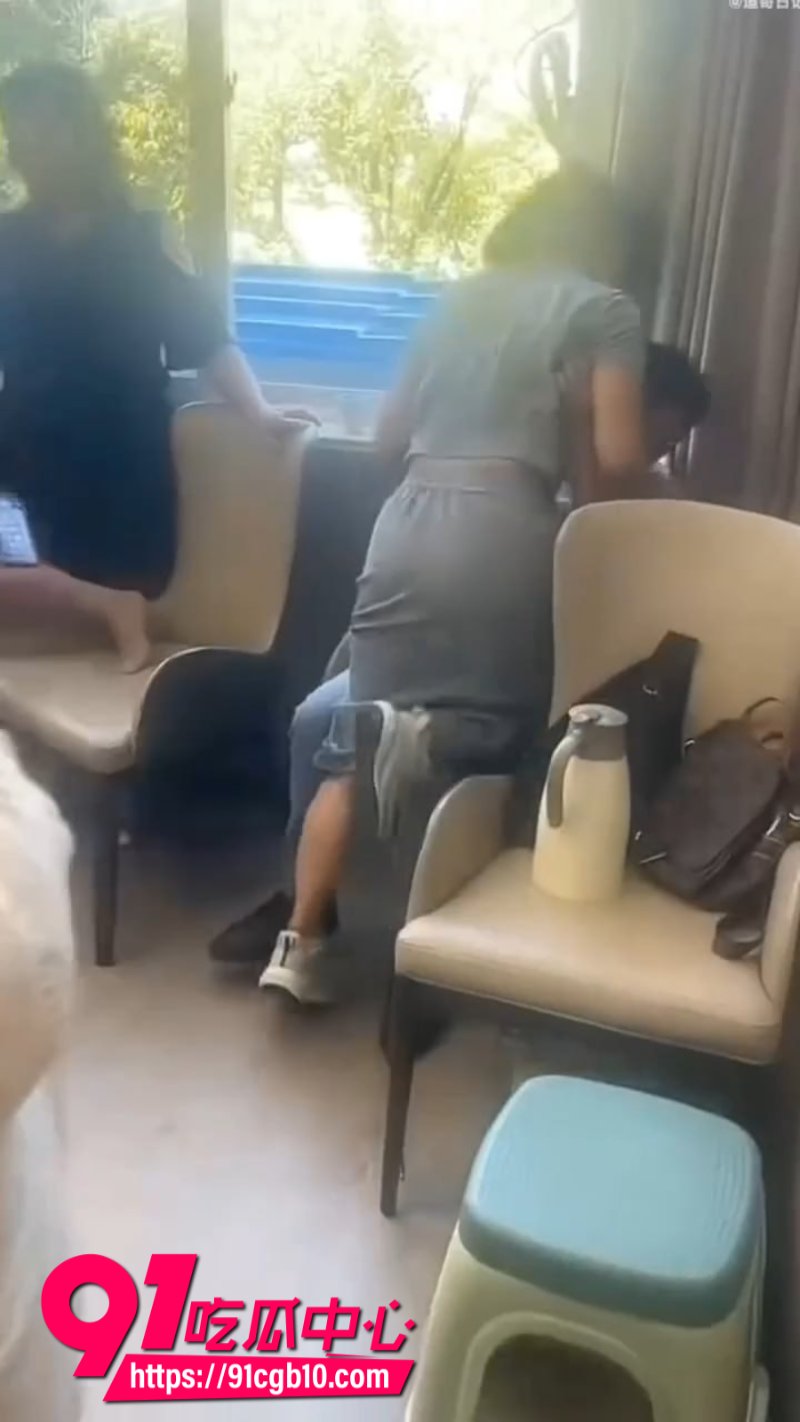 同学聚会成淫荡现场 已婚人妻跟前任旧情复燃 当众表演舌吻口交
