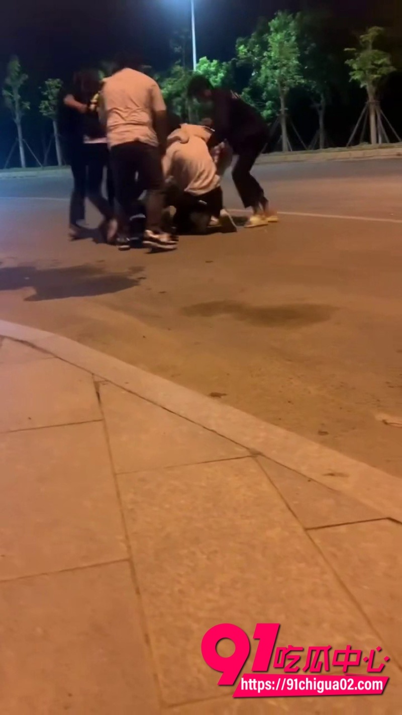 精神小伙霸凌群殴惊险瞬间5 精神小伙霸凌群殴惊险瞬间5