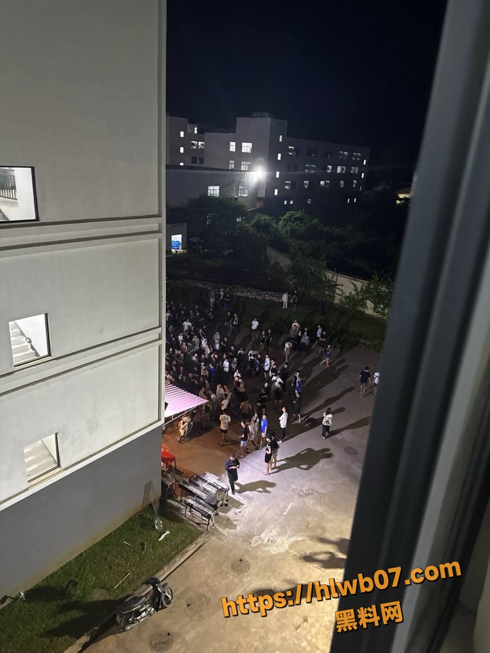 网友投稿 美国施压导致柬埔寨磅湛黄金城诈骗园区被端 几百越南人冲园区 猪仔们光脚跑路！