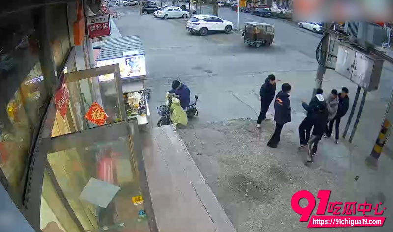 小伙群殴单人1 小伙群殴单人1
