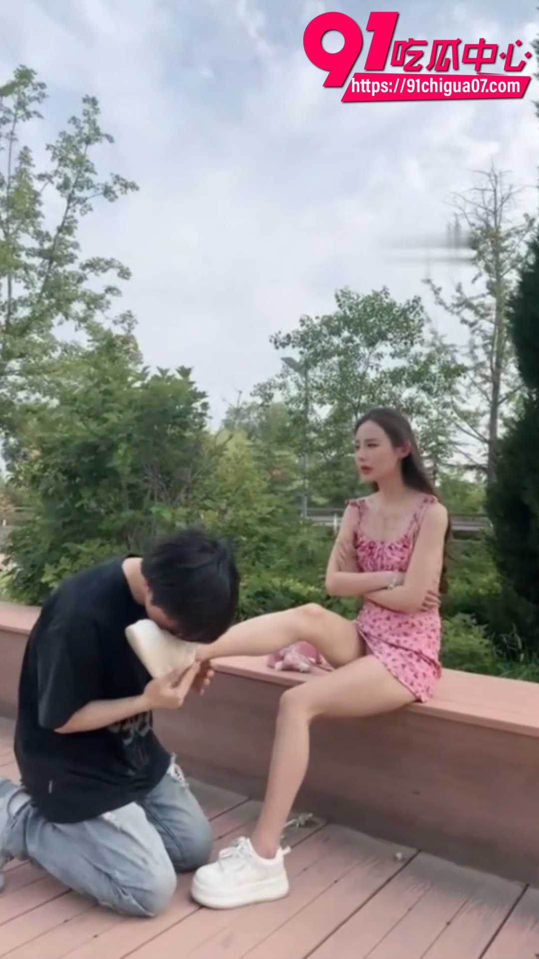 两女联手挑逗小M4 两女联手挑逗小M4