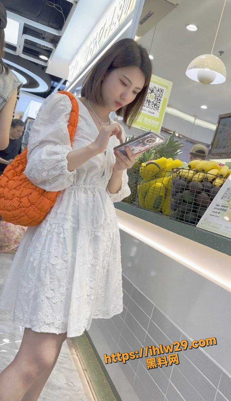 少妇才是终点 商场抄底偷拍气质白裙少妇 白色蕾丝透明内裤 屁股缝和黑森林看得一清二楚！
