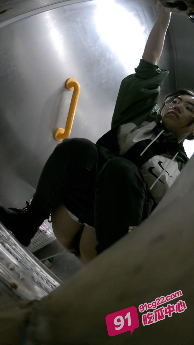 师范学院厕拍白虎无毛嫩妹 满屏大长腿目不暇接 惊爆眼球！