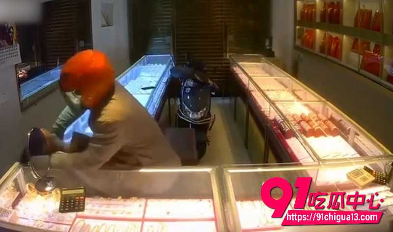 平潭金店老板遭抢劫2 平潭金店老板遭抢劫2