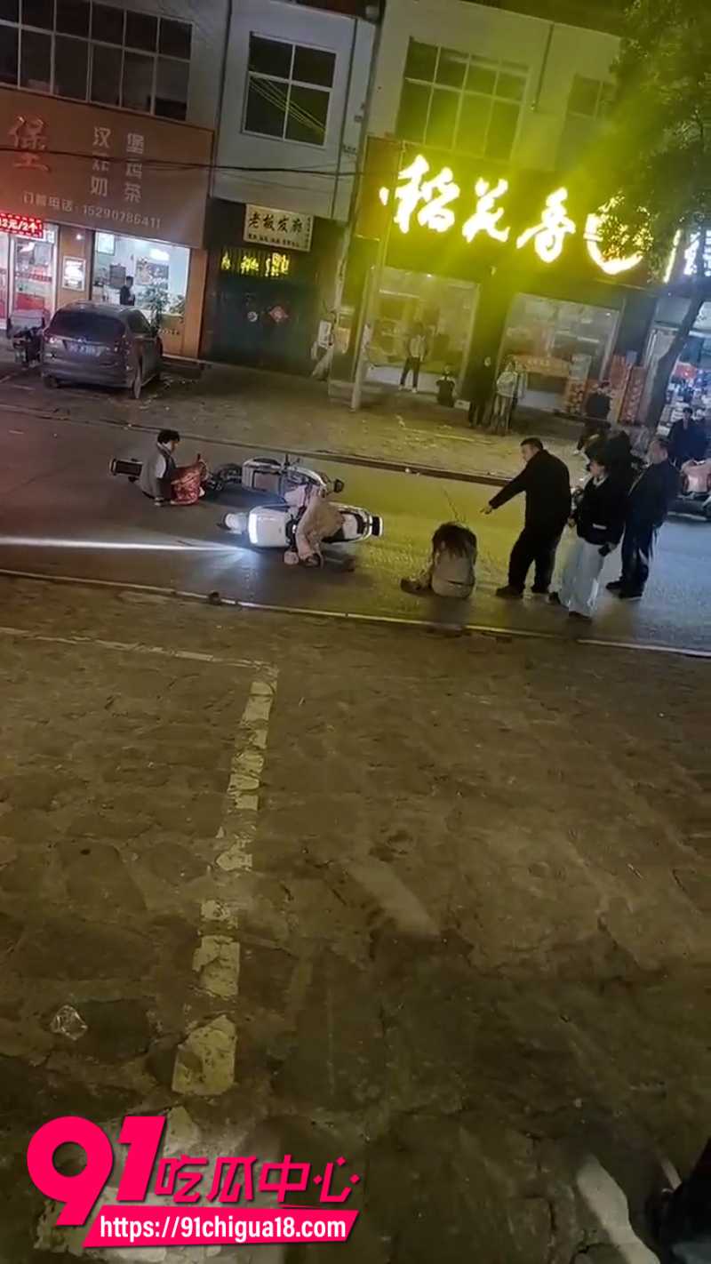 河南平顶山郏县恶性打人事件15岁女孩被成年男子当街暴打7 河南平顶山郏县恶性打人事件15岁女孩被成年男子当街暴打7