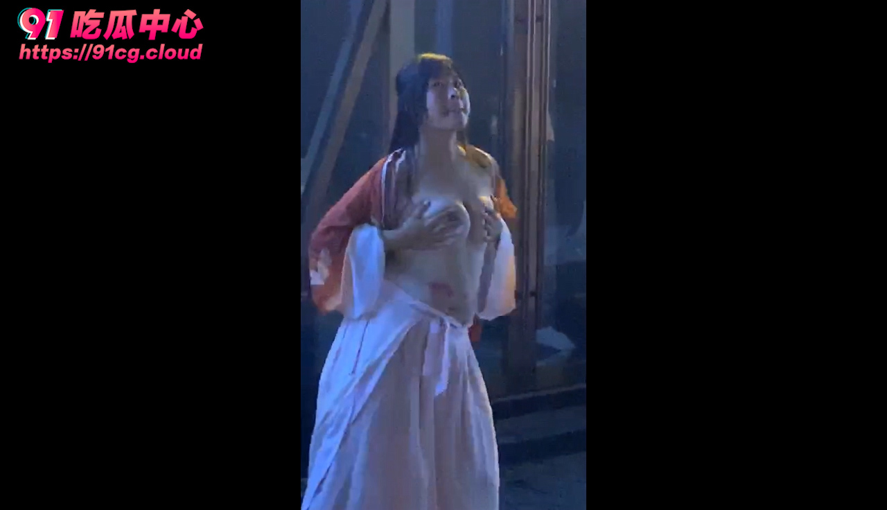 苏州汉服女脱衣舞事件门观前街当街大跳脱衣舞 瓜友发布任务汉服美女大胆表演