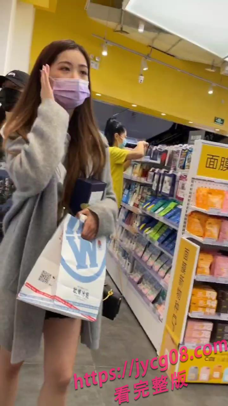 惊险时刻！尾随商场女神偷拍实录×贴身靠近画面疯传！