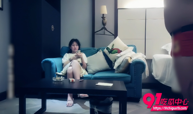 赵总寻花约炮一线天肥逼小妹子 双男轮番操逼 搞的妹子直喊疼！