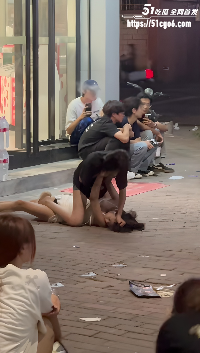 精神小妹当街打架 6