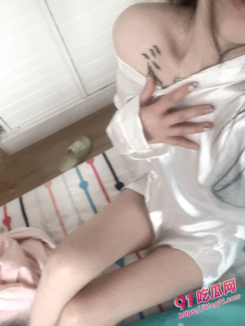 深圳龙岗人妻许昕惠 老公面前羞答答 兄弟那边骚开花！ 配图10