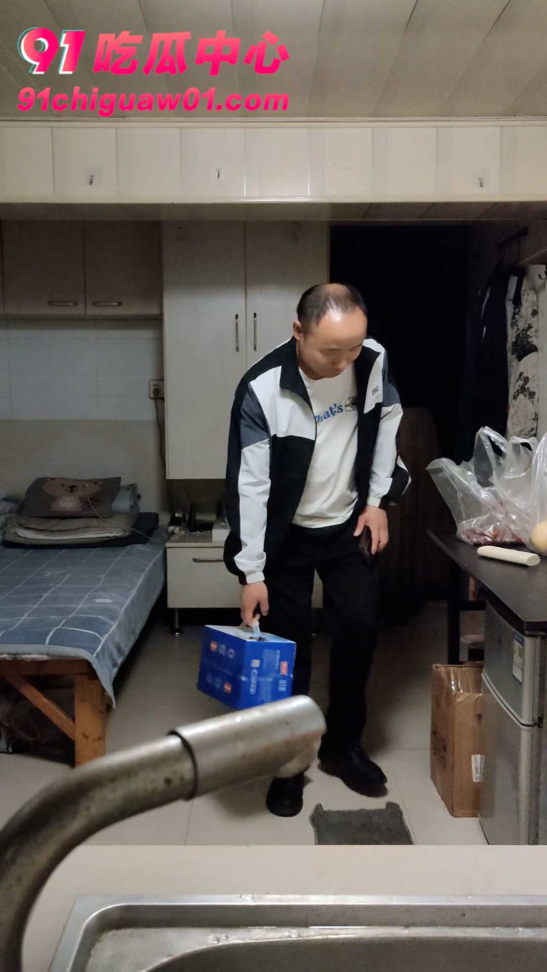 南京红姐带来的快乐,我们想象不到?体贴到家的四位汉子主动送奶上门求宠幸!