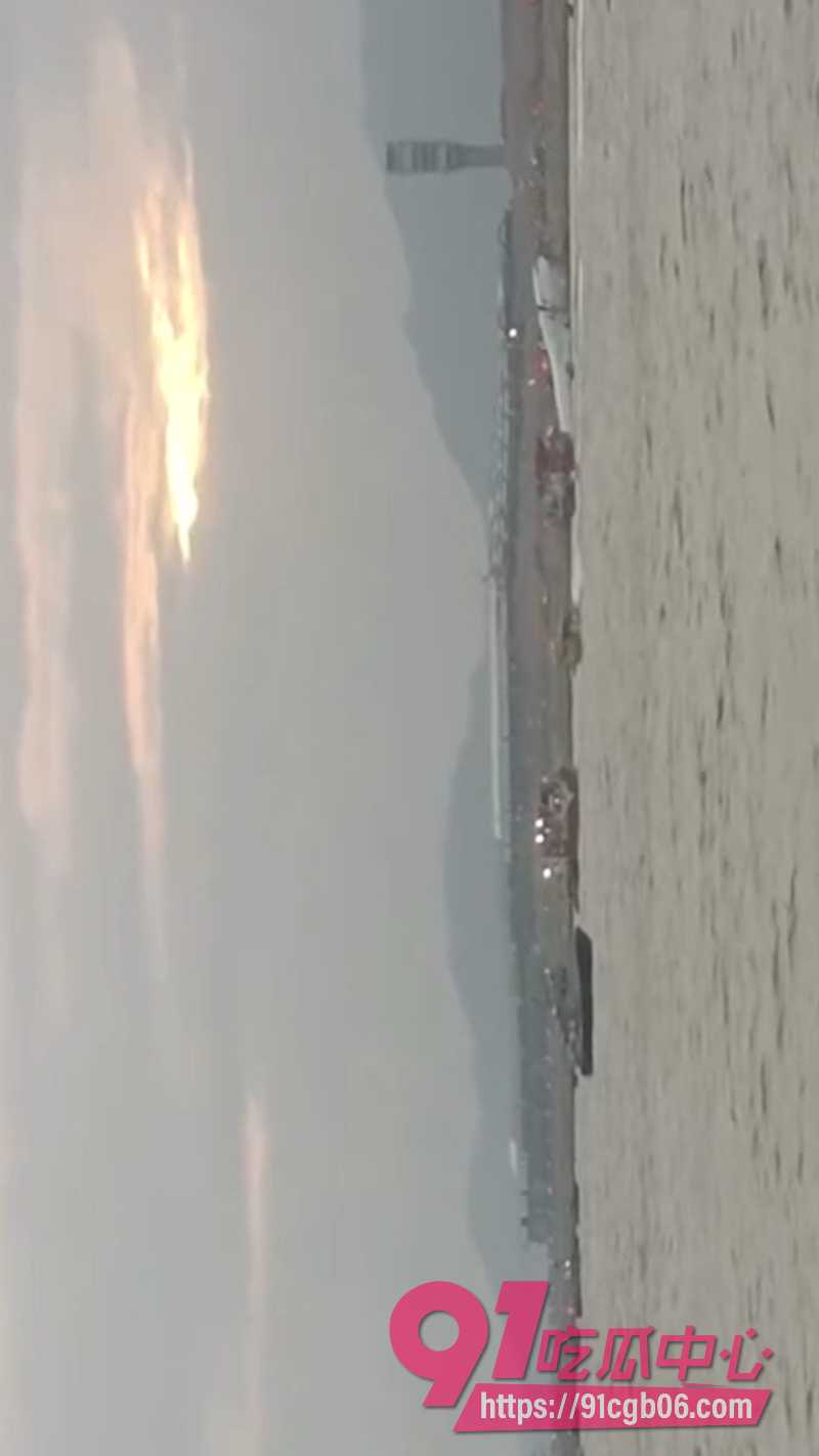 香港机场一货机与地勤车相撞后坠海3