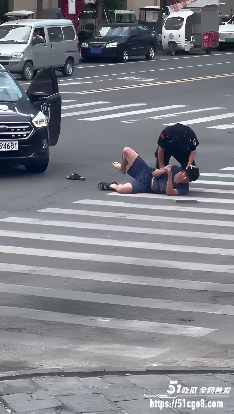 河南郑州男子无故砸车3 河南郑州男子无故砸车3