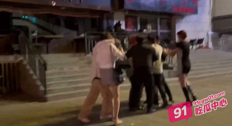 广西街头两个精神小妹为男人大打出手 黑丝小姐姐狂踹露腰渔网袜妹妹！ 配图2