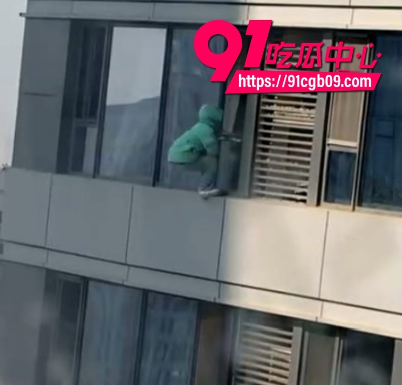 实拍跳楼!河北绿色外套少年高楼一跃坠亡全程3 实拍跳楼!河北绿色外套少年高楼一跃坠亡全程3