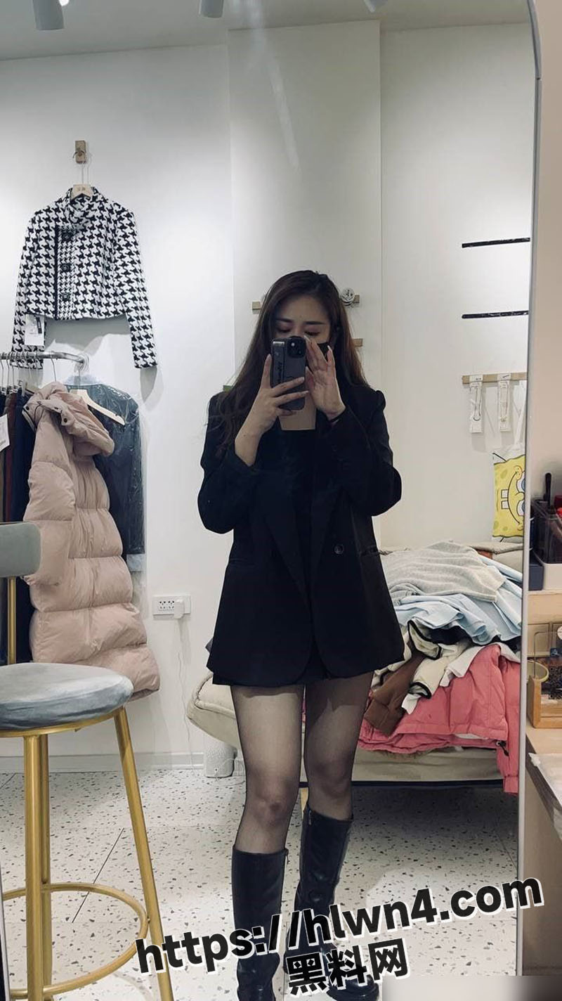 服装店骚骚货女老板分手后被男友曝光做爱视频 床上风情万种 粉嫩小穴被渣男玩成黑木耳