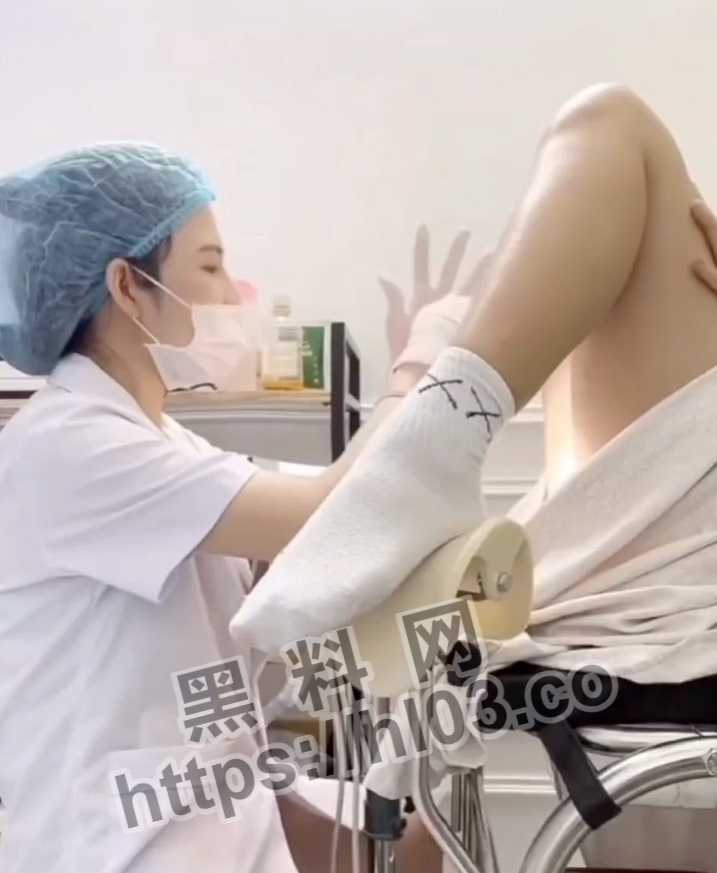 泰女子做阴部护理时突然高潮 喷了护理师一脸