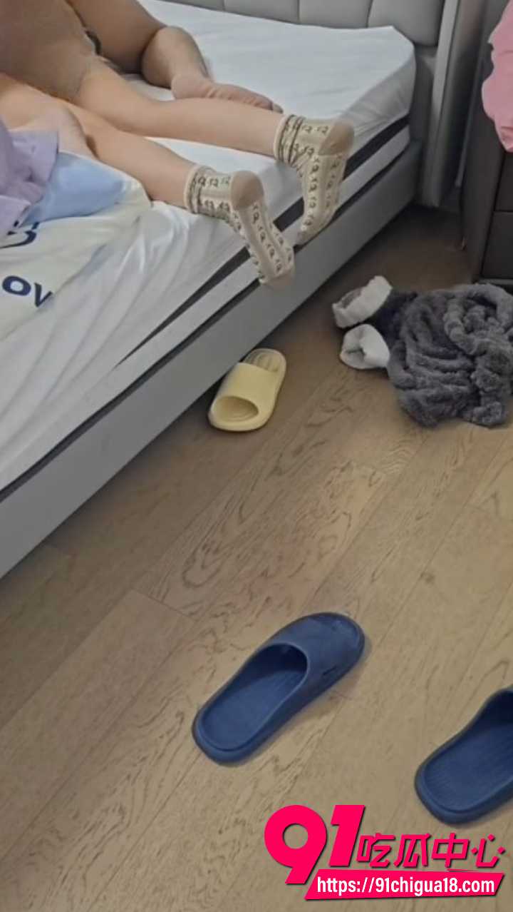 儿子偷拍妈妈洗澡后直接床上强上9