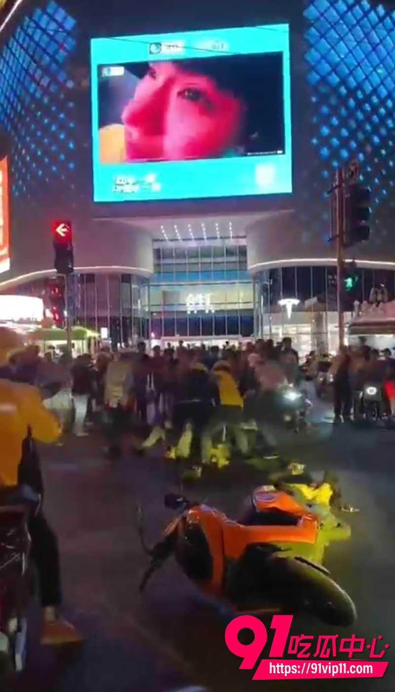 情侣嘲讽骑手不如狗事件 5