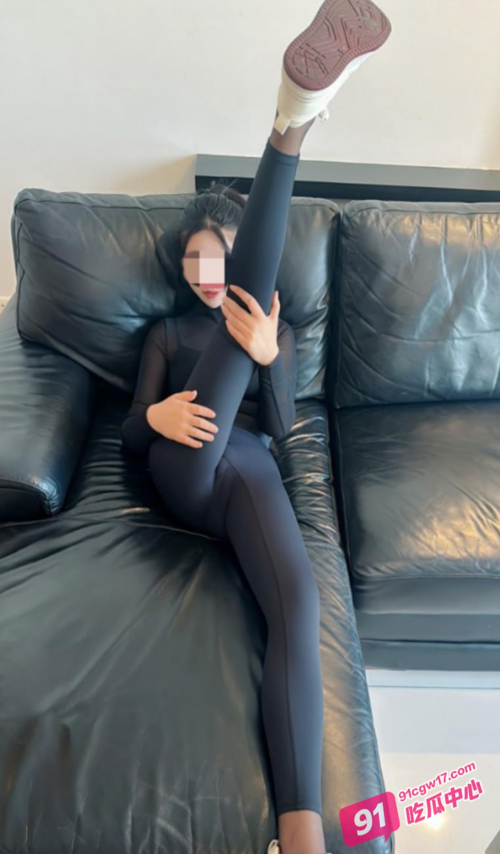 海角姐弟乱伦~性感单亲姐姐穿着开档丝袜勾引弟弟 被按在楼梯上狠狠疼爱 配图3
