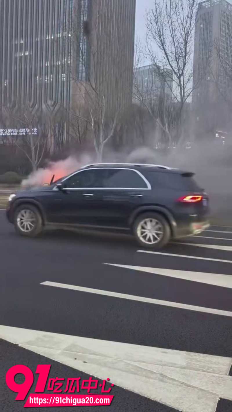 济南历下区经十路汽车突然着火5 济南历下区经十路汽车突然着火5